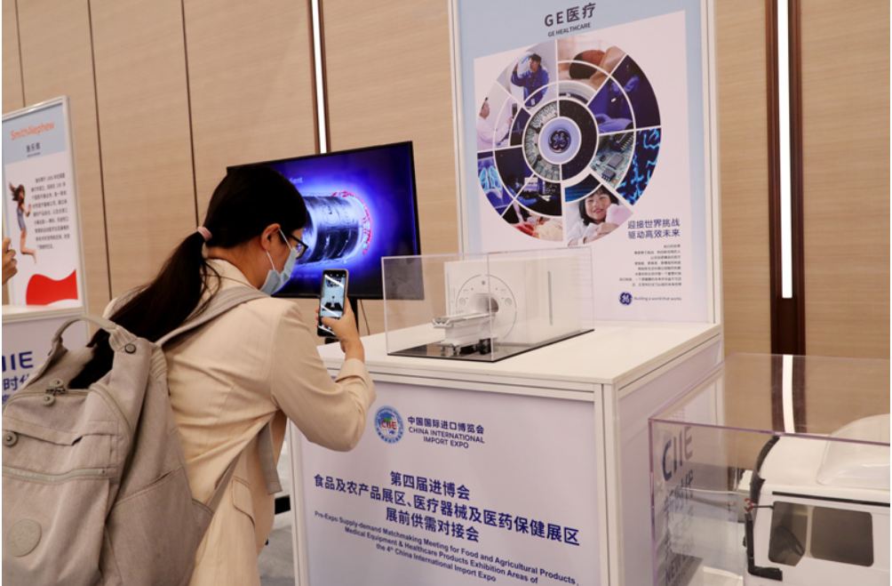 第四屆進(jìn)博會(huì)食品及農(nóng)產(chǎn)品展區(qū)、醫(yī)療器械及醫(yī)藥保健展區(qū)展前供需對(duì)接會(huì)的參會(huì)嘉賓用手機(jī)拍攝參展企業(yè)的展品模型